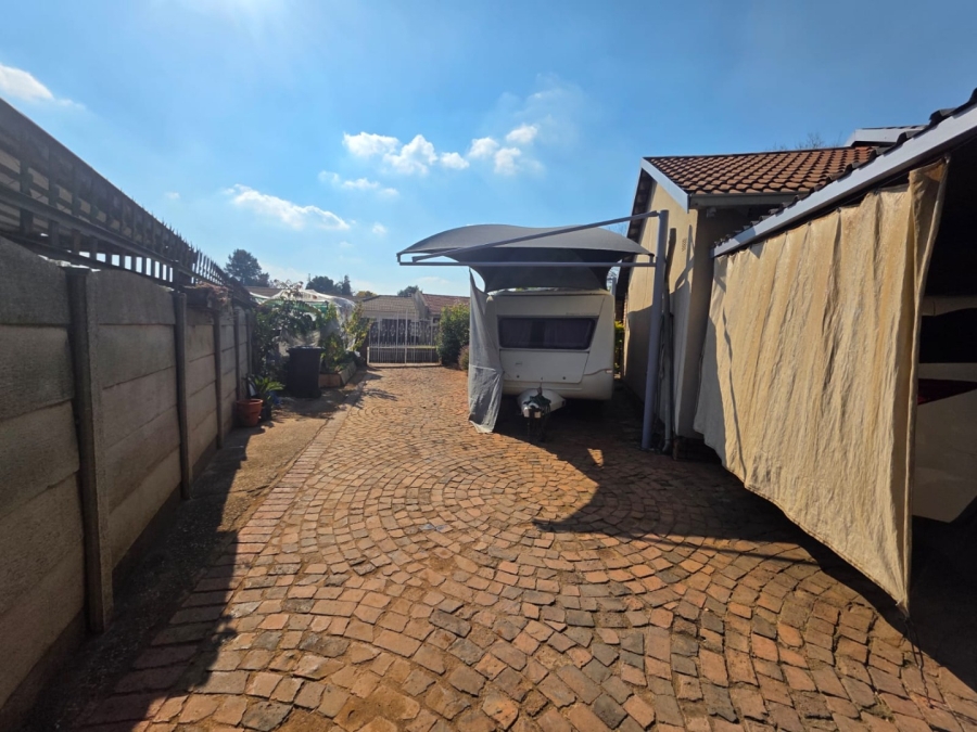 4 Bedroom Property for Sale in Crystal Park Gauteng