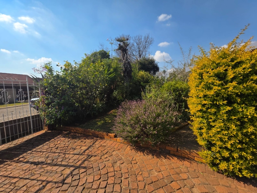 4 Bedroom Property for Sale in Crystal Park Gauteng