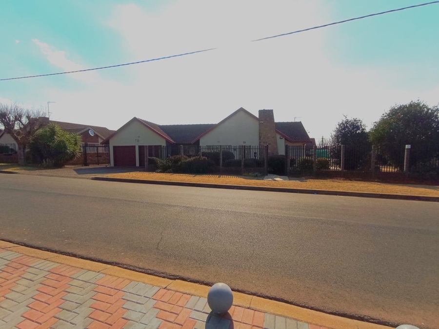 4 Bedroom Property for Sale in Lenasia Gauteng