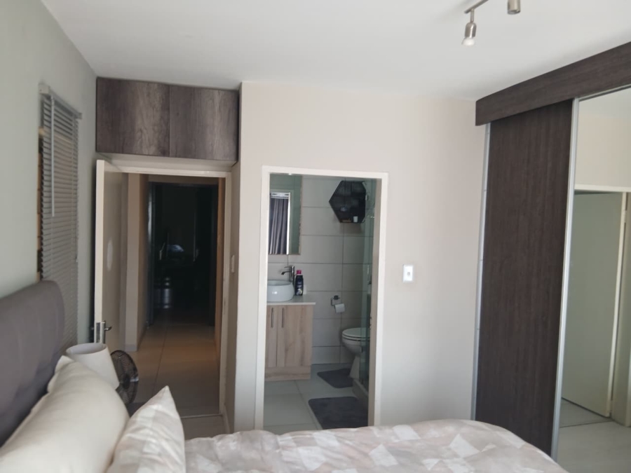 2 Bedroom Property for Sale in Sunnyrock Gauteng