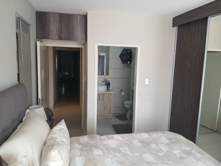 2 Bedroom Property for Sale in Sunnyrock Gauteng