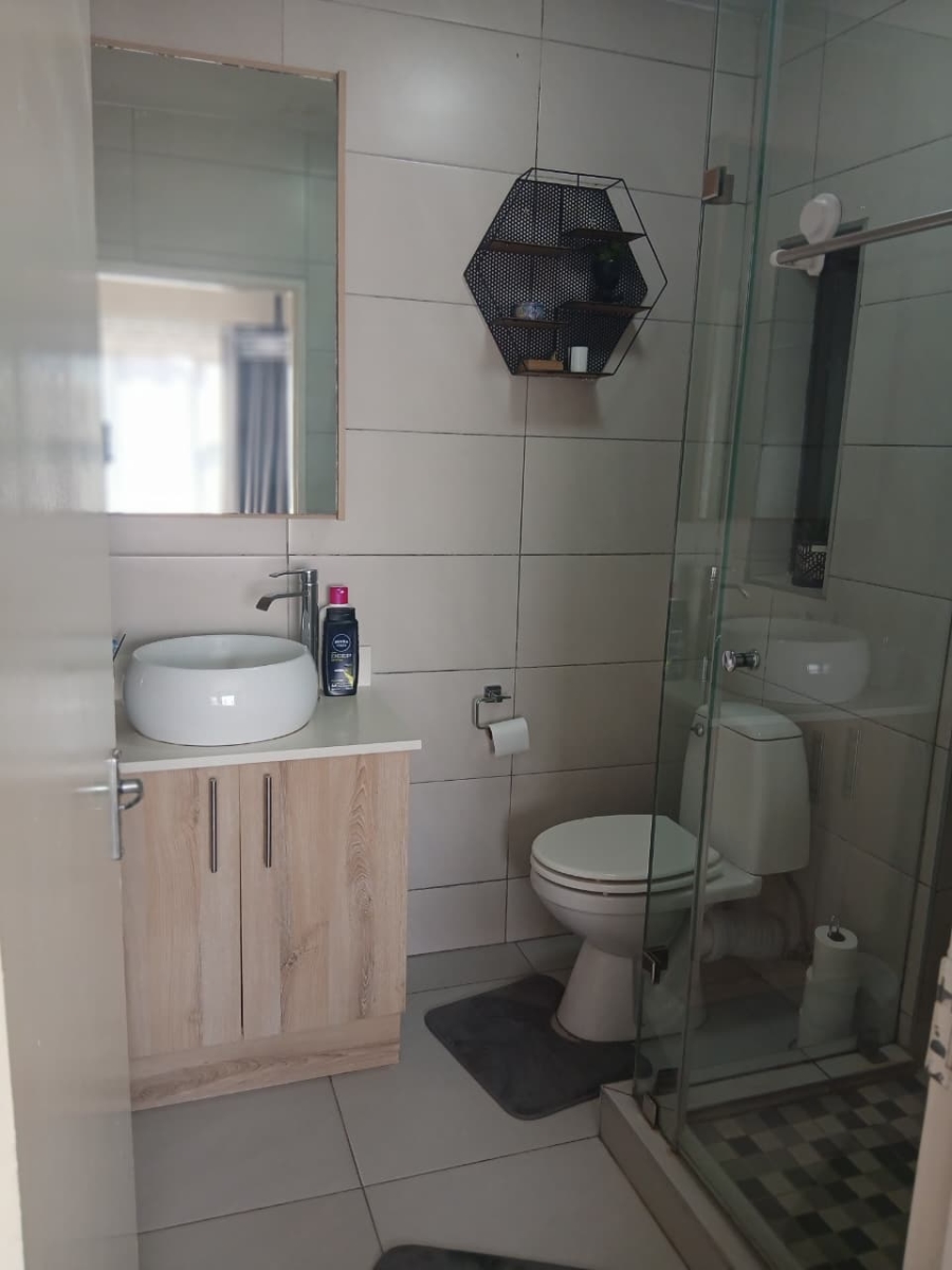 2 Bedroom Property for Sale in Sunnyrock Gauteng
