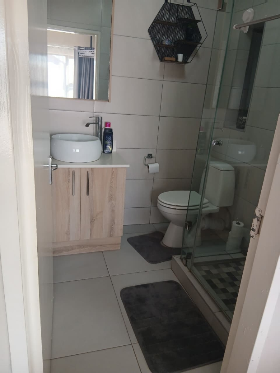 2 Bedroom Property for Sale in Sunnyrock Gauteng