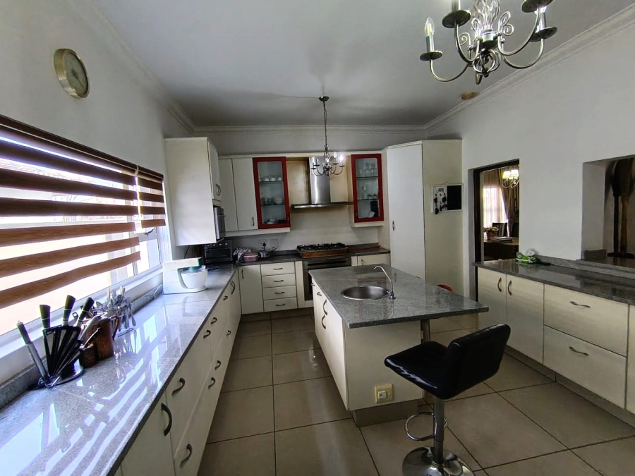 5 Bedroom Property for Sale in Parkhaven Gauteng