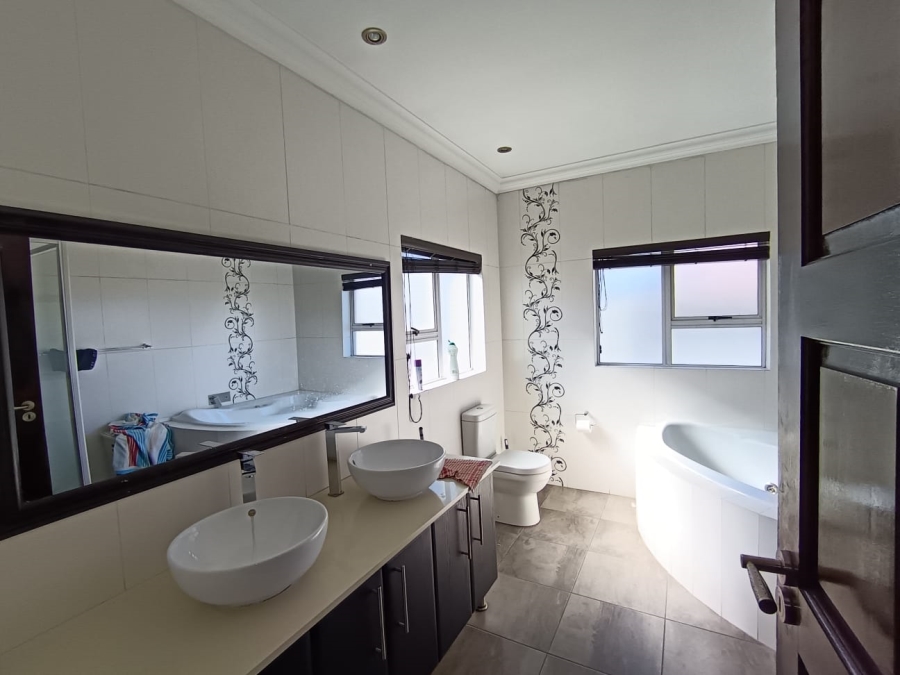 5 Bedroom Property for Sale in Parkhaven Gauteng