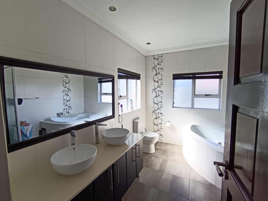 5 Bedroom Property for Sale in Parkhaven Gauteng