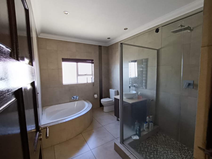 5 Bedroom Property for Sale in Parkhaven Gauteng