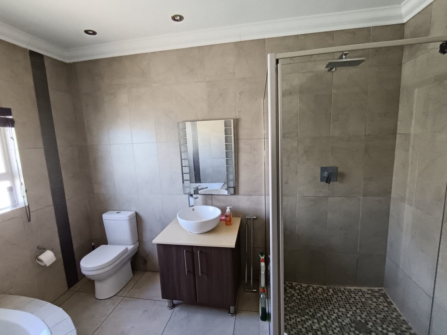 5 Bedroom Property for Sale in Parkhaven Gauteng