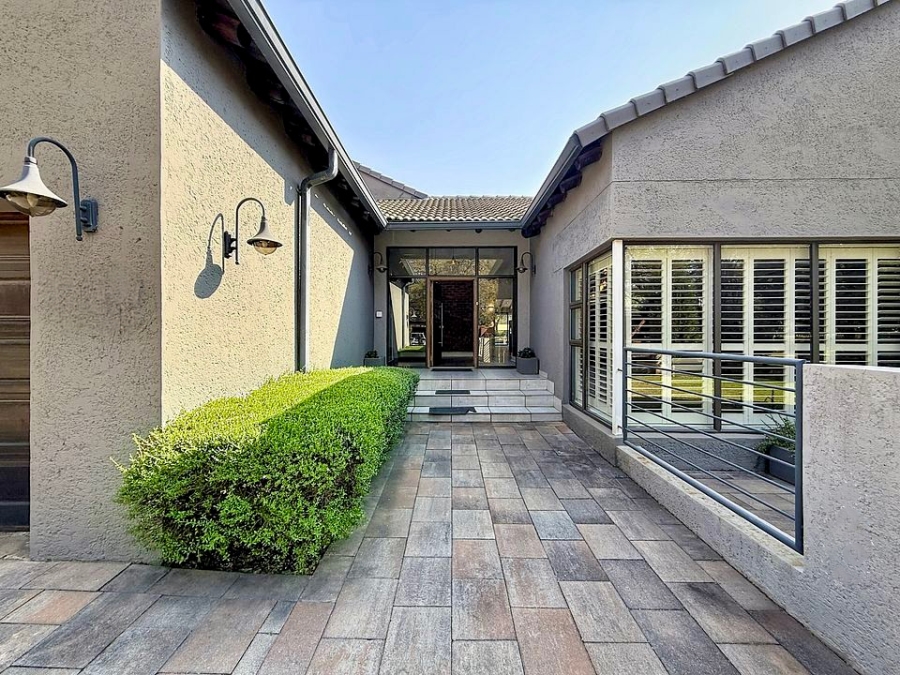 5 Bedroom Property for Sale in Woodhill Estate Gauteng
