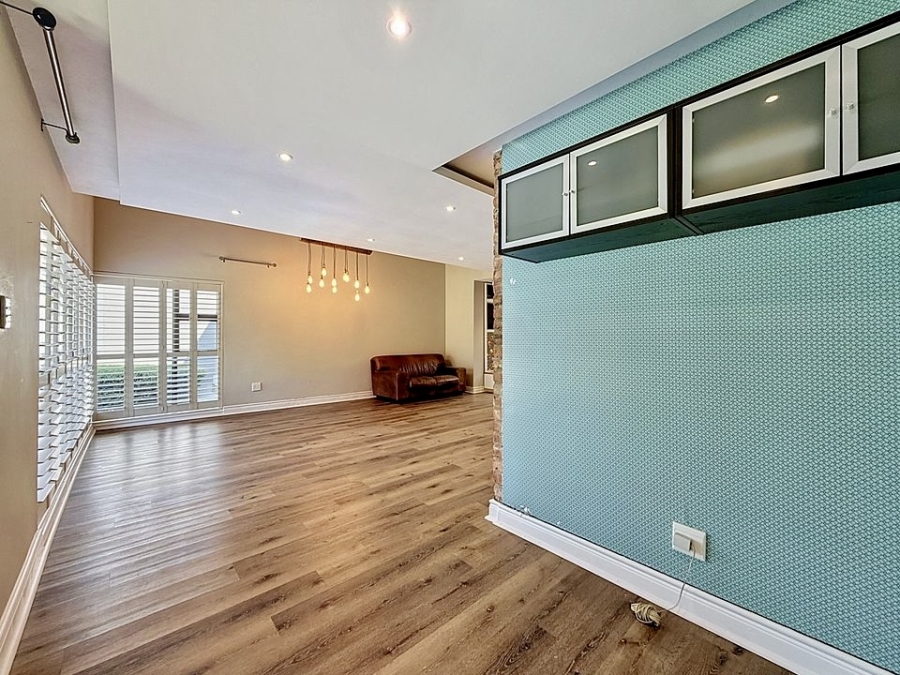 5 Bedroom Property for Sale in Woodhill Estate Gauteng