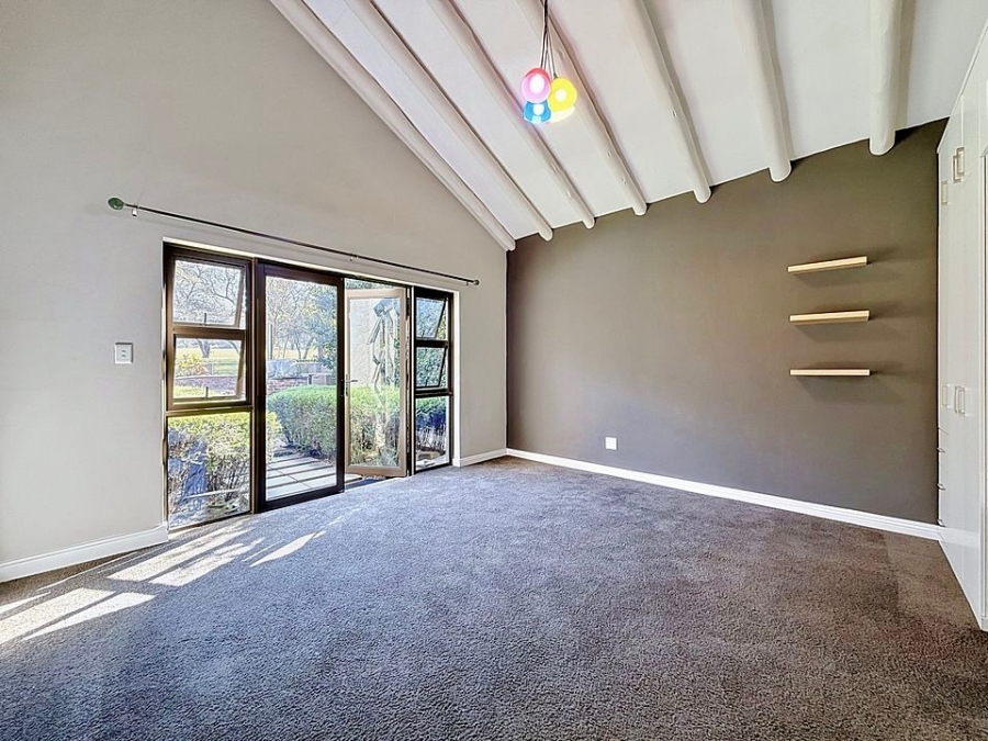 5 Bedroom Property for Sale in Woodhill Estate Gauteng