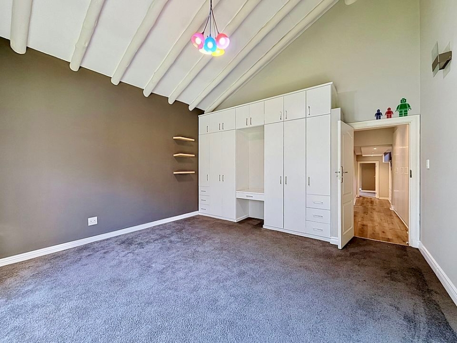 5 Bedroom Property for Sale in Woodhill Estate Gauteng
