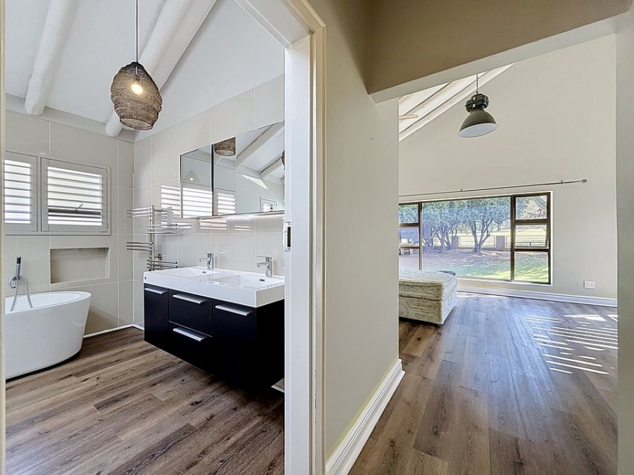 5 Bedroom Property for Sale in Woodhill Estate Gauteng