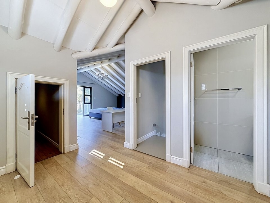 5 Bedroom Property for Sale in Woodhill Estate Gauteng
