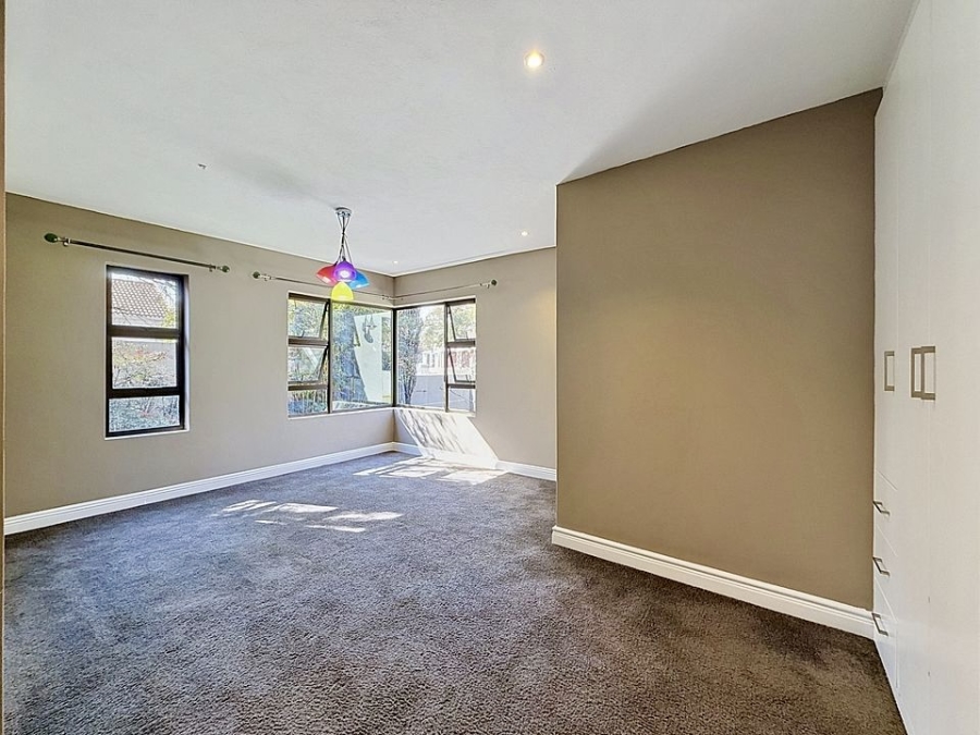 5 Bedroom Property for Sale in Woodhill Estate Gauteng