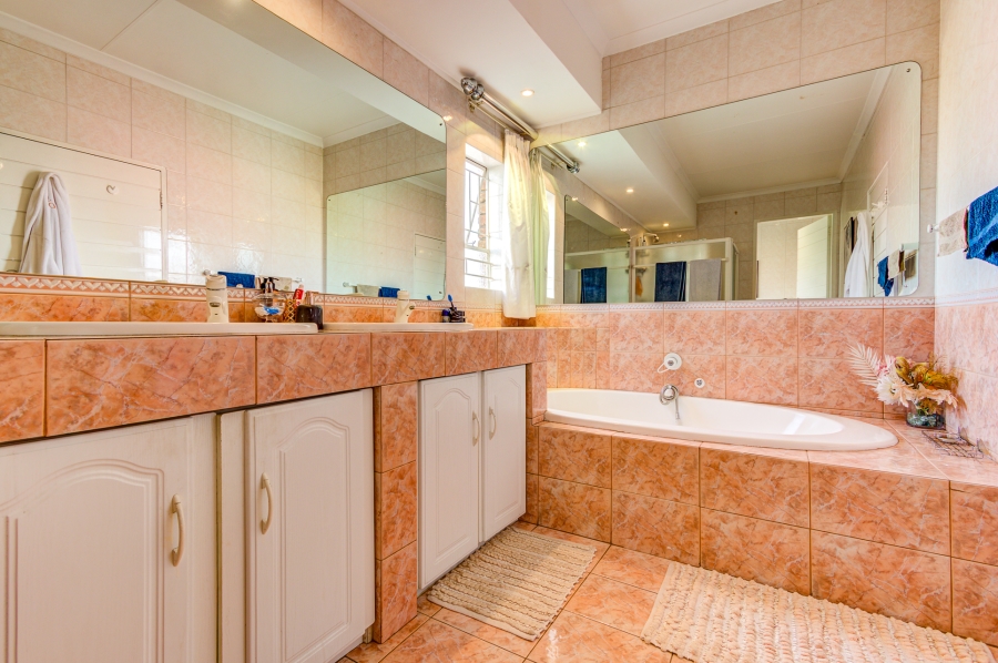 4 Bedroom Property for Sale in Farrarmere Gauteng