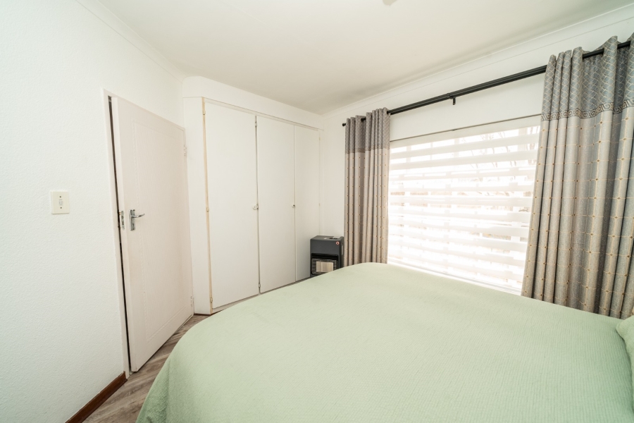 To Let 2 Bedroom Property for Rent in Farrarmere Gauteng