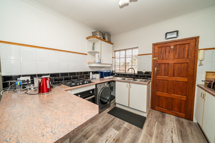 To Let 2 Bedroom Property for Rent in Farrarmere Gauteng