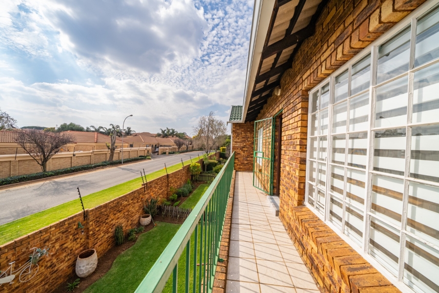 To Let 2 Bedroom Property for Rent in Farrarmere Gauteng