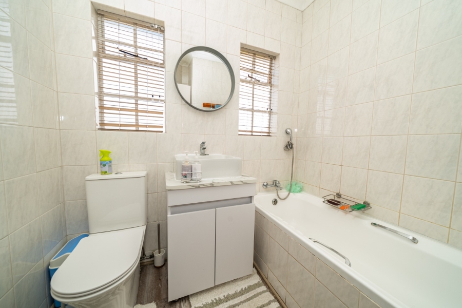 To Let 2 Bedroom Property for Rent in Farrarmere Gauteng