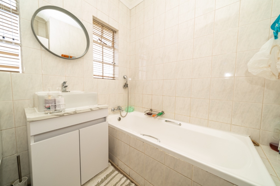 To Let 2 Bedroom Property for Rent in Farrarmere Gauteng
