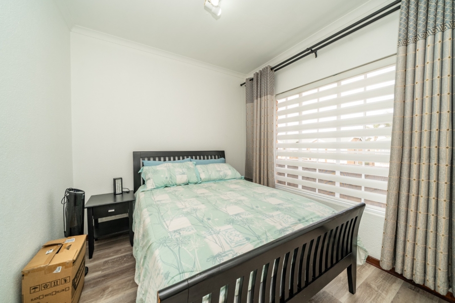 To Let 2 Bedroom Property for Rent in Farrarmere Gauteng