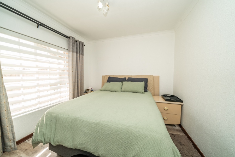 To Let 2 Bedroom Property for Rent in Farrarmere Gauteng