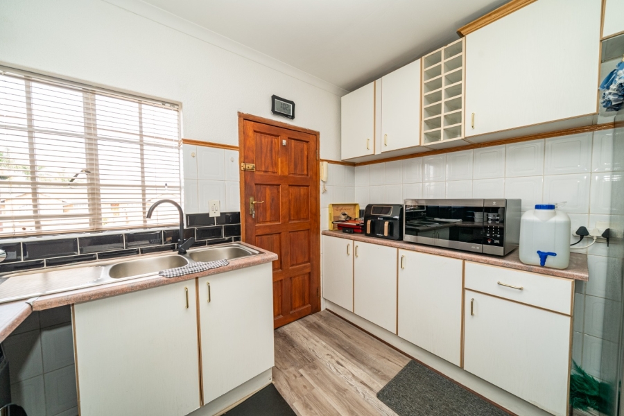 To Let 2 Bedroom Property for Rent in Farrarmere Gauteng