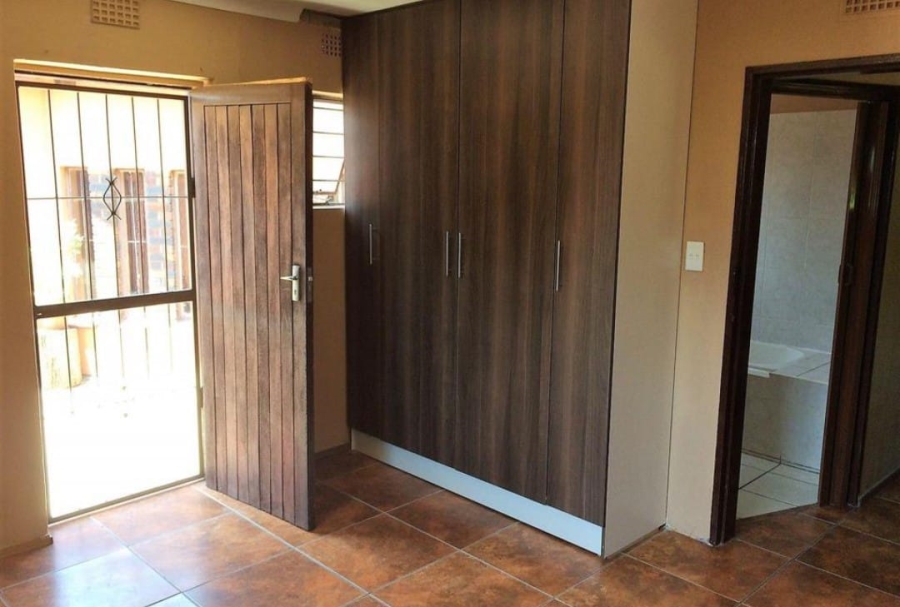 11 Bedroom Property for Sale in Fontainebleau Gauteng