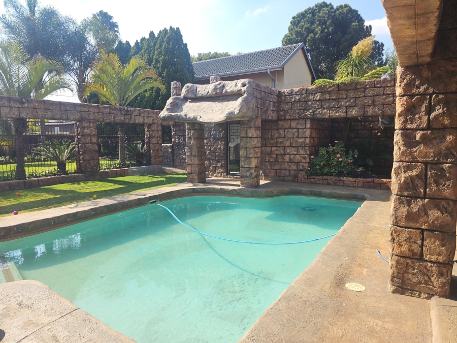 5 Bedroom Property for Sale in Brackenhurst Gauteng