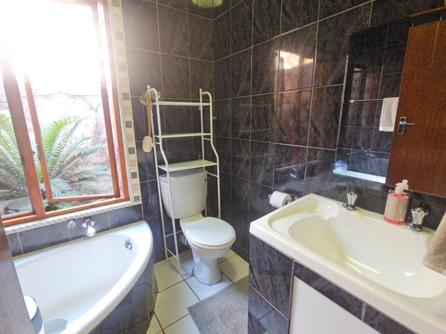 5 Bedroom Property for Sale in Brackenhurst Gauteng