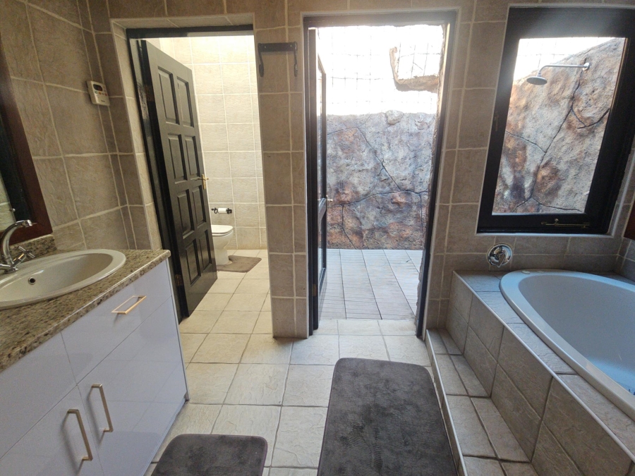 5 Bedroom Property for Sale in Brackenhurst Gauteng