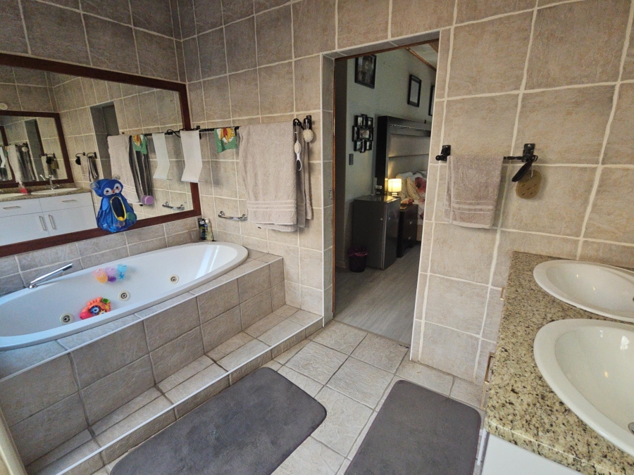 5 Bedroom Property for Sale in Brackenhurst Gauteng