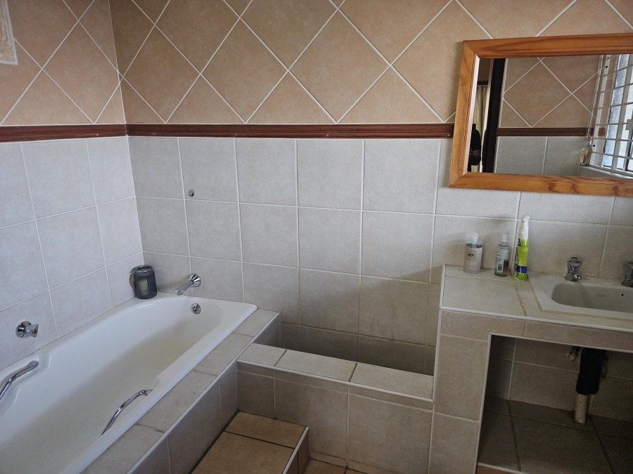 5 Bedroom Property for Sale in Brackenhurst Gauteng