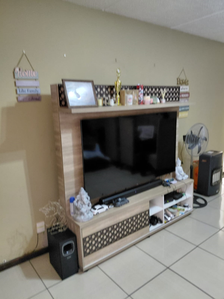 To Let 2 Bedroom Property for Rent in Vorna Valley Gauteng
