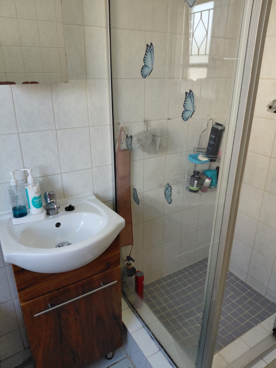 To Let 2 Bedroom Property for Rent in Vorna Valley Gauteng