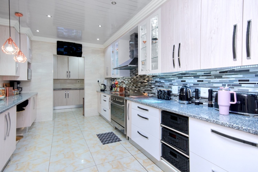 4 Bedroom Property for Sale in Discovery Gauteng