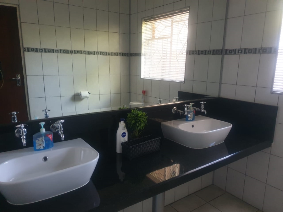 4 Bedroom Property for Sale in Larrendale Gauteng