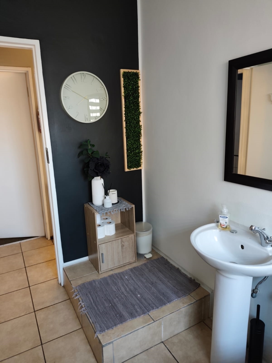 2 Bedroom Property for Sale in Sonneveld Gauteng