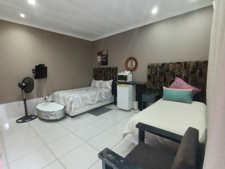 10 Bedroom Property for Sale in Three Rivers Gauteng
