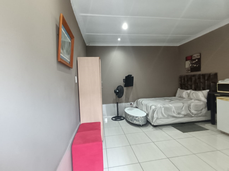 10 Bedroom Property for Sale in Three Rivers Gauteng