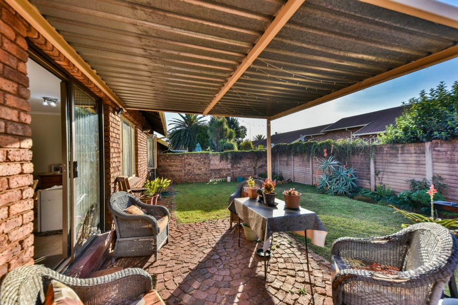 2 Bedroom Property for Sale in Pierre Van Ryneveld Gauteng