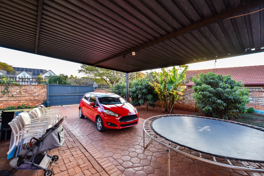 3 Bedroom Property for Sale in Garsfontein Gauteng