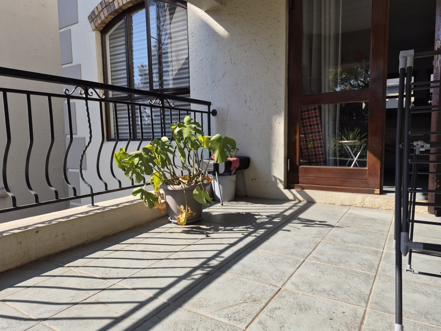 To Let 1 Bedroom Property for Rent in Waverley Gauteng