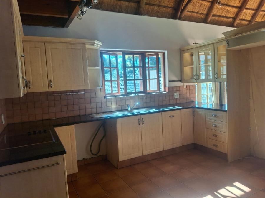 To Let 1 Bedroom Property for Rent in Senderwood Gauteng
