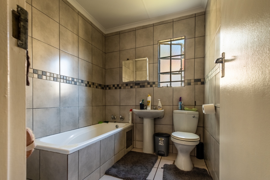 2 Bedroom Property for Sale in Faerie Glen Gauteng