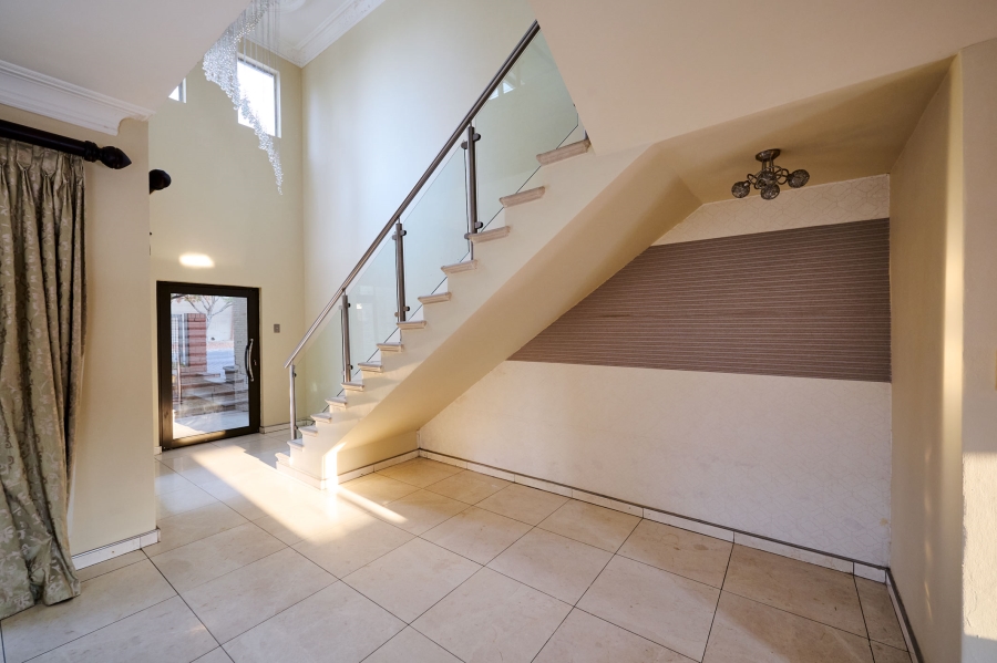 5 Bedroom Property for Sale in Waterfall Country Village Gauteng