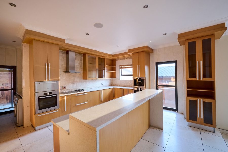 5 Bedroom Property for Sale in Waterfall Country Village Gauteng