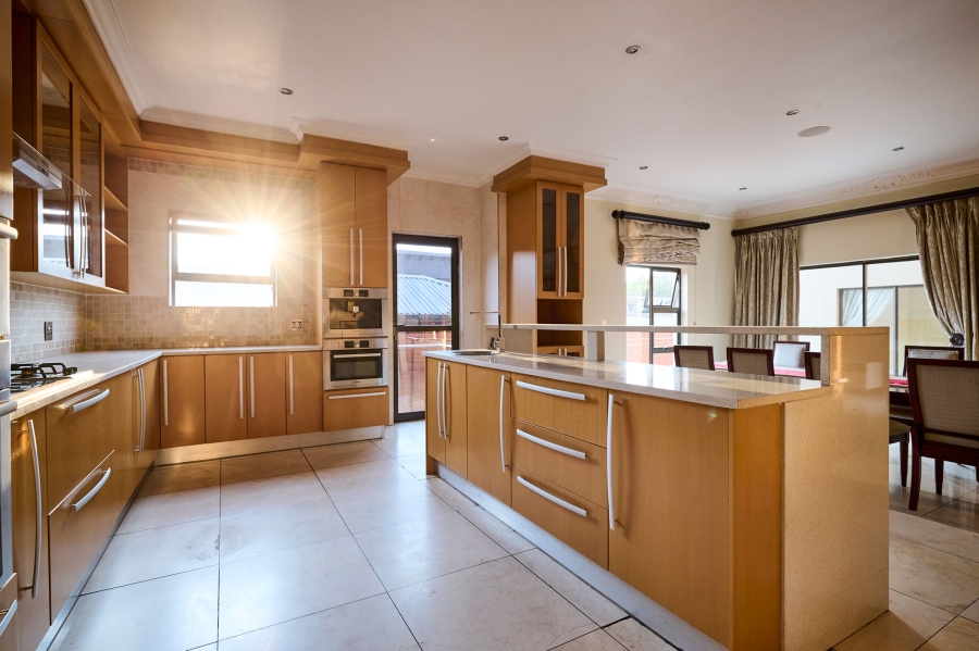 5 Bedroom Property for Sale in Waterfall Country Village Gauteng