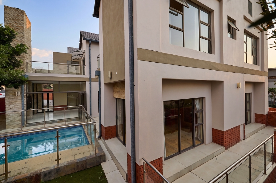 5 Bedroom Property for Sale in Waterfall Country Village Gauteng